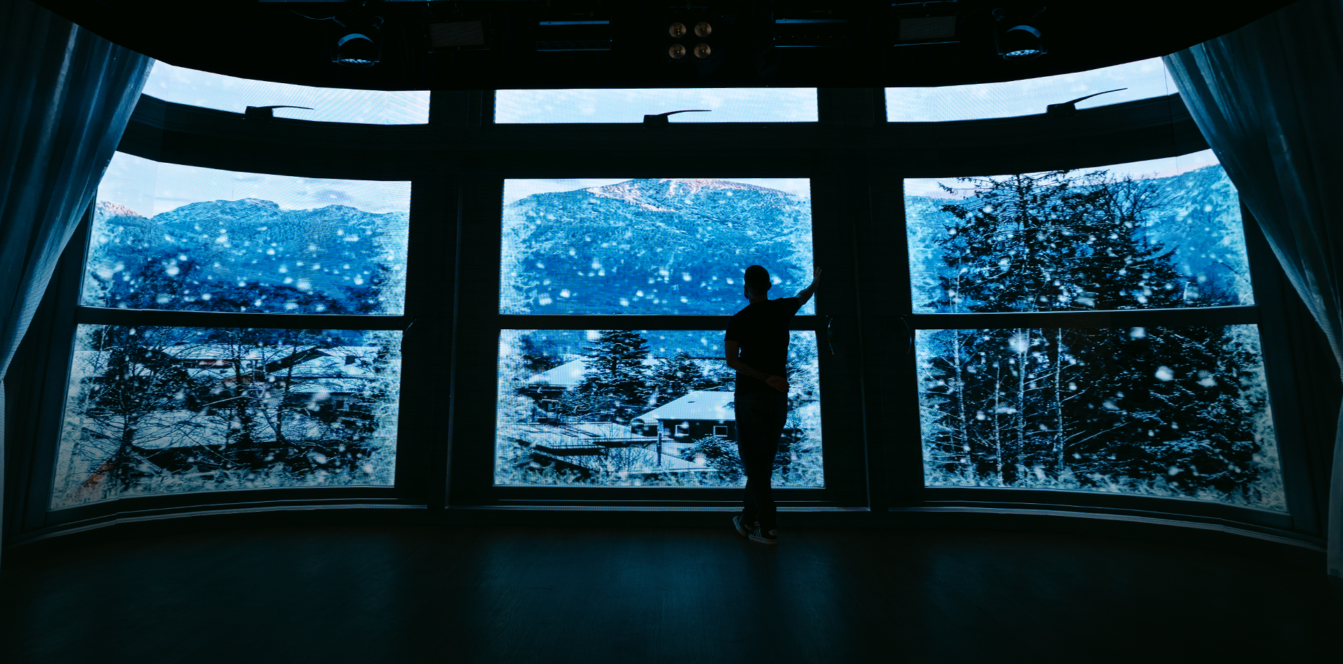 Painel panorâmico no estúdio exibindo uma paisagem azul com árvores