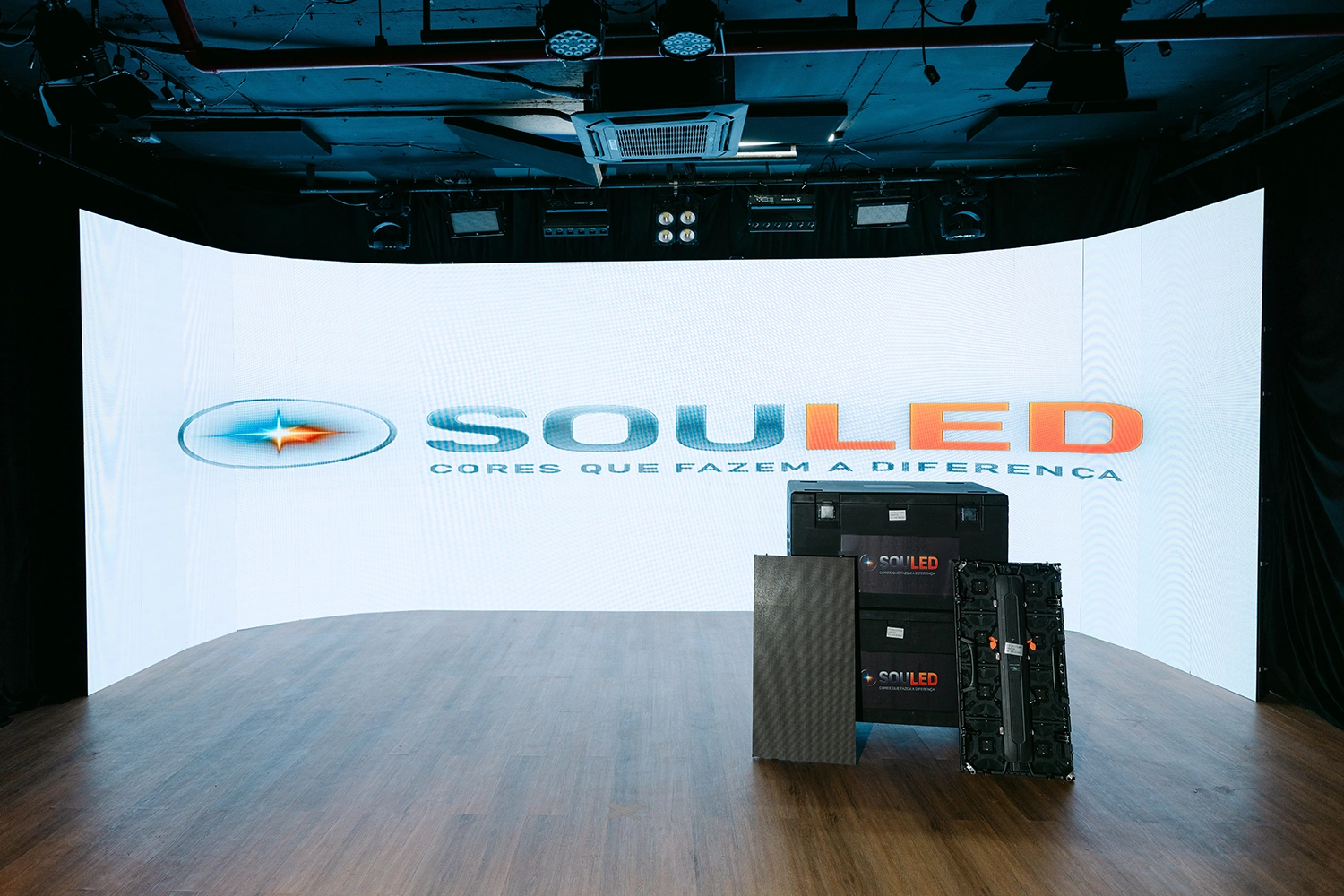 Painel com a marca SouLed e módulos de LED em primeiro plano
